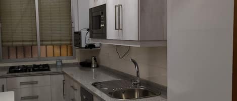 Réfrigérateur, four à micro-ondes, un four, lave-vaisselle