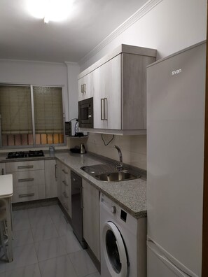 Kjøleskap, mikrobølgeovn, ovn og oppvaskmaskin