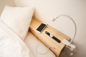 ツインルーム 共用バスルーム | デスク、防音設備、WiFi (無料)