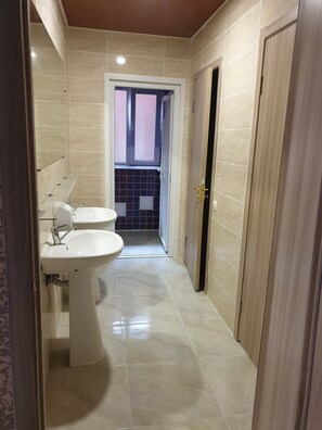 Douche, articles de toilette gratuits, sèche-cheveux