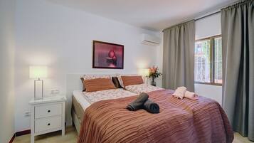 7 soveværelser, pengeskab på værelset, strygejern/strygebræt