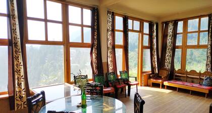Hill top house 2br, incredible view, old Manali.