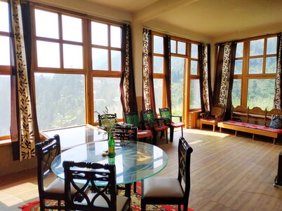 Hill top house 2br, incredible view, old Manali.