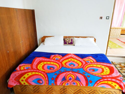 Hill top house 2br, vue incroyable, vieux Manali.