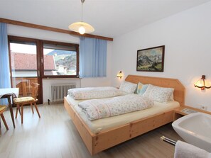 2 bedrooms, travel cot, free WiFi - Beautiful apartment for 4 guests with WIFI, TV, terrace and panoramic view (Fügen)