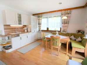 Dining - Beautiful apartment for 4 guests with WIFI, TV, terrace and panoramic view (Fügen)