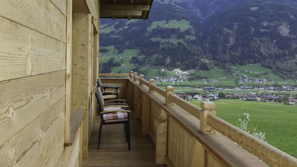 A wooden balcony with a view of a mountainous landscape. - Beautiful apartment for 4 guests with WIFI, TV, terrace and panoramic view (Fügen)