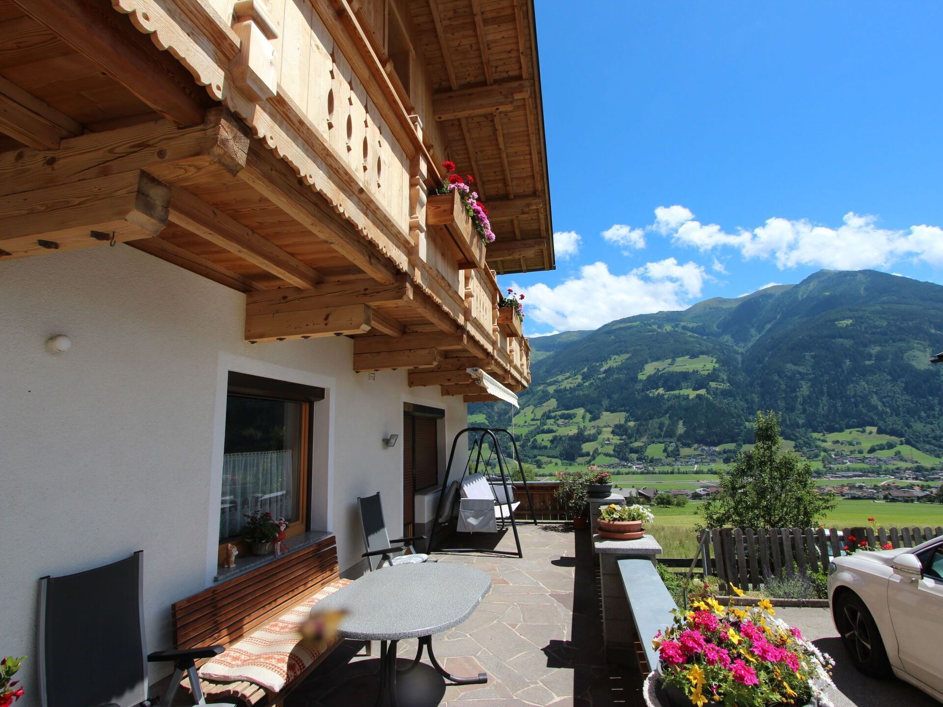 Un chalet in legno con un balcone affacciato su un paesaggio montuoso.