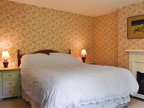 4 bedrooms, WiFi (free), bed sheets