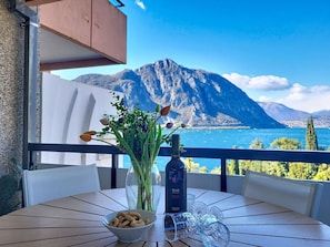 Outdoor dining - Beautiful apartment for 4 people with WIFI, A/C, pool, TV, balcony and panoramic view (Bissone)