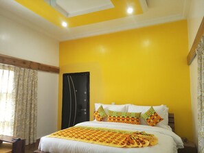 5 bedrooms, iron/ironing board, WiFi, bed sheets