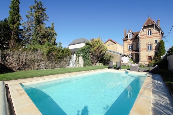 Alberca al aire libre por temporada y camastros