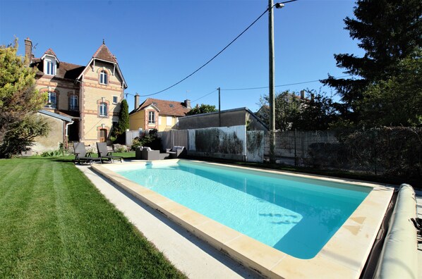 Piscine extérieure (ouverte en saison), chaises longues