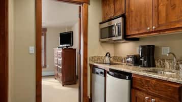 Full-size fridge, microwave, oven, stovetop