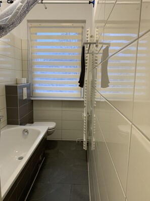 Duschwanne, Haartrockner, Seife, Toilettenpapier