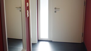 A hallway with two doors, one leading to a bright room. - New vacation apartment in Neckargemünd near Heidelberg (Neckargemünd)