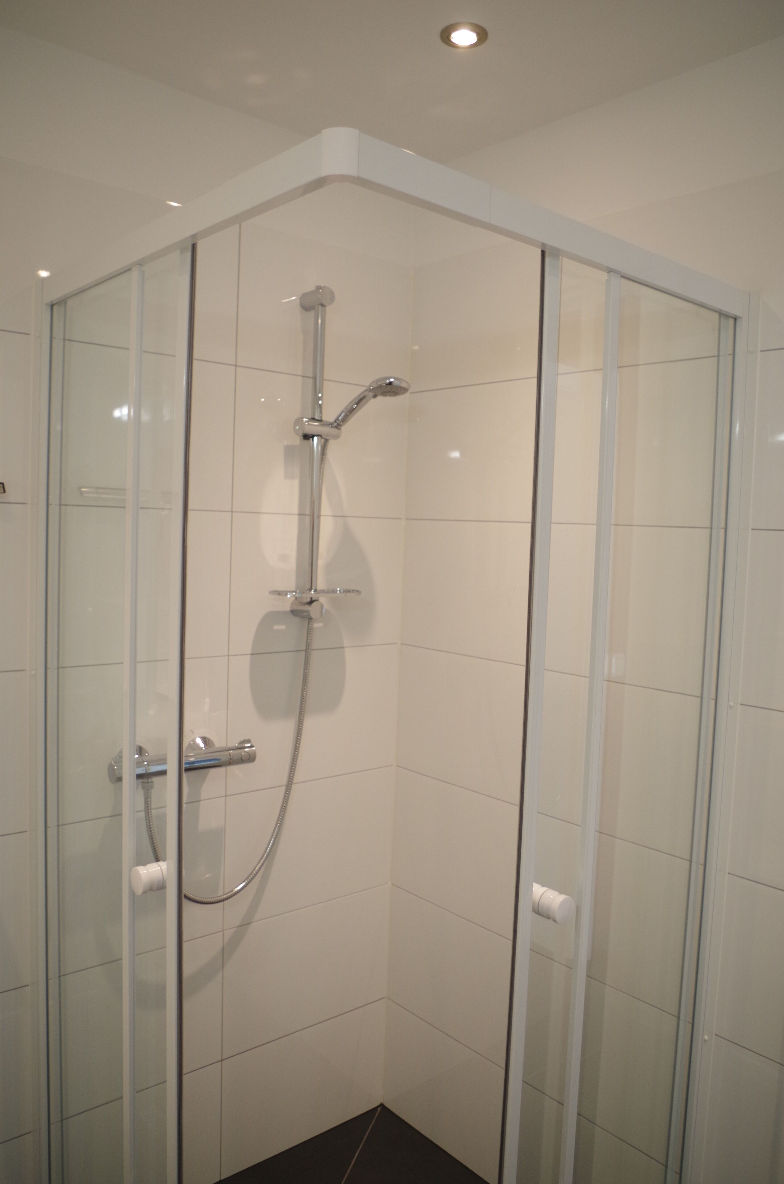 Haartrockner, Handtücher, Seife, Toilettenpapier