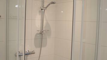 Haartrockner, Handtücher, Seife, Toilettenpapier