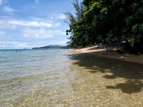 Central location, Steps to the Beach, & Convenience Shops, restaurants.