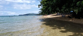 Central location, Steps to the Beach, & Convenience Shops, restaurants.