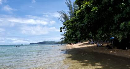 Central location, Steps to the Beach, & Convenience Shops, restaurants.