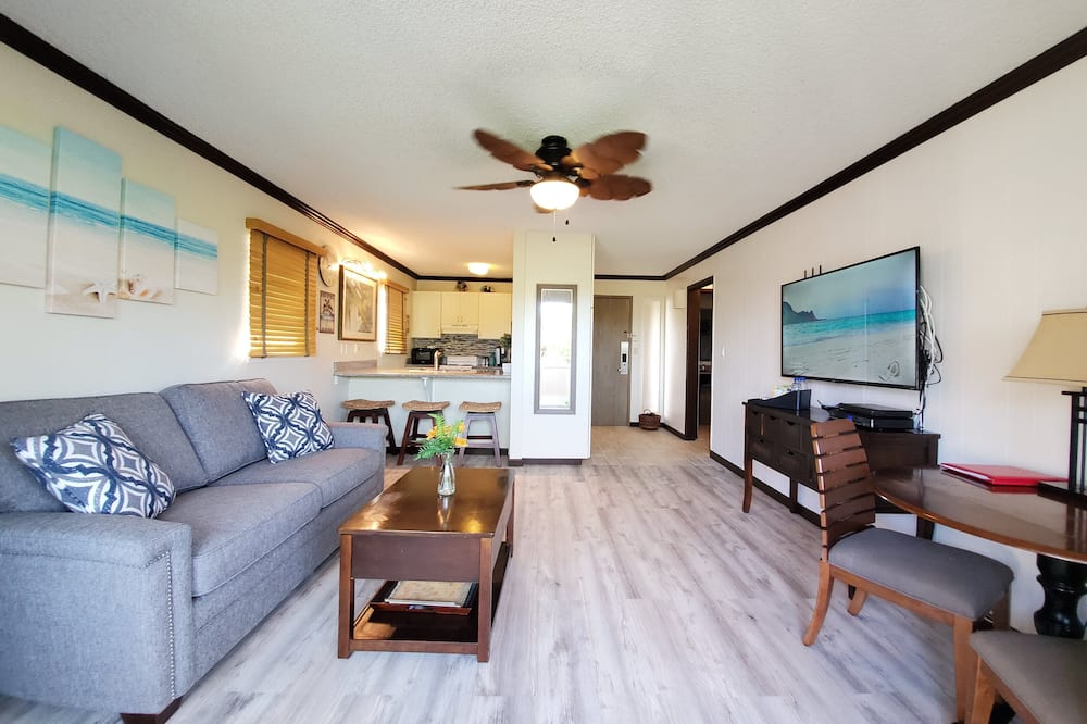 Central location, Steps to the Beach, & Convenience Shops, restaurants.