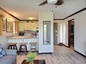 Jääkaappi, mikroaaltouuni, uuni, liesi