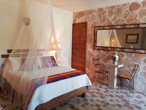 Rom – standard, 1 soverom | Blendingsgardiner, strykejern/-brett og sengetøy