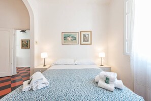 2 habitaciones, escritorio, tabla de planchar con plancha y wifi