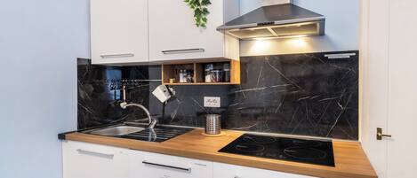 Jääkaappi, mikroaaltouuni, uuni, liesi