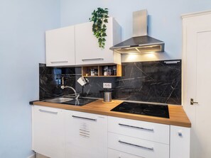 Refrigerador, microondas, placa de cocina, lavavajillas