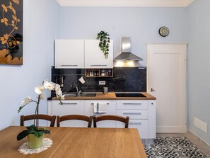 Kylskåp, mikrovågsugn, ugn och spishäll