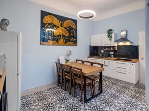 Refrigerador, microondas, placa de cocina, lavavajillas