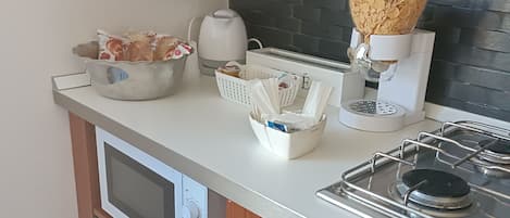 Réfrigérateur dans l'espace commun, micro-ondes dans l'espace commun