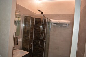Habitación doble Confort | Baño | Regadera, regadera tipo lluvia, amenidades de baño gratuitas 