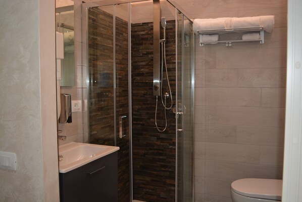 Habitación Confort doble | Baño | Ducha y cabezal de ducha tipo lluvia