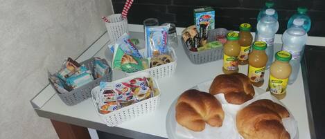 Un bufé de desayuno con diversas opciones de comida y bebidas.