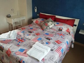 Premium bedding, down comforters, memory foam beds, desk - B&B Greta (Campobasso)