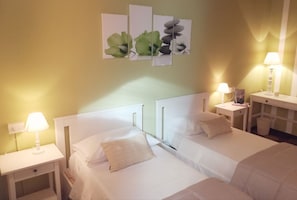 Standard Twin Room | Meja, Wi-fi percuma, cadar katil 