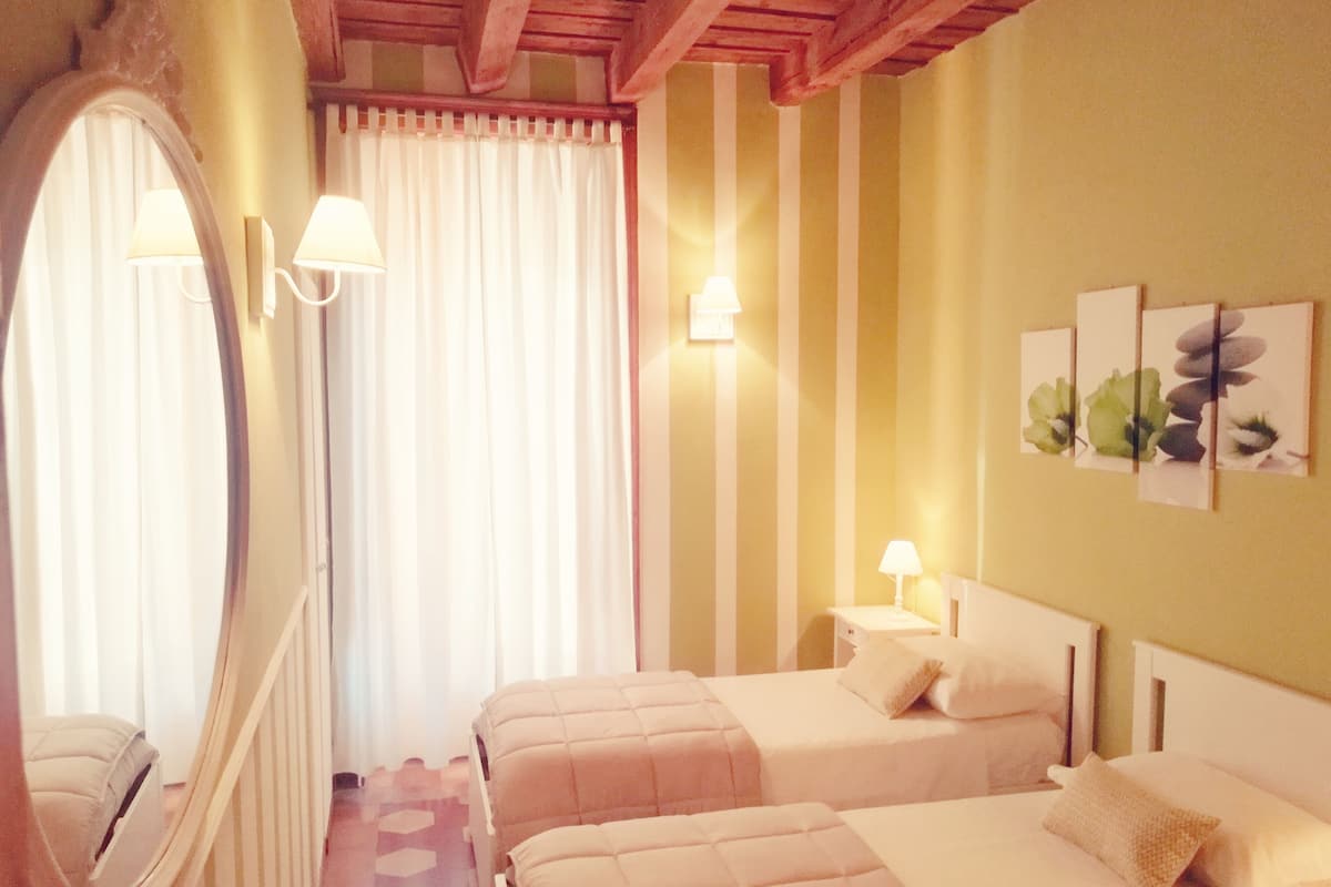 Habitación estándar con 2 camas individuales | 1 habitación, escritorio, wifi gratis y ropa de cama