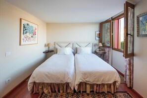1 quarto, escrivaninha, ferros/tábuas de passar roupa, berço de viagem