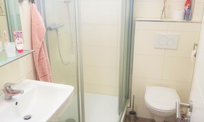 Douche, sèche-cheveux, chaussons, serviettes fournies