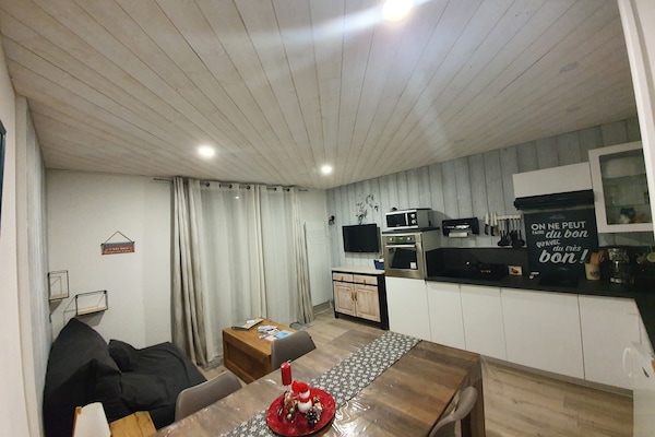 Pièce de vie vue depuis le couloir d'entrée.