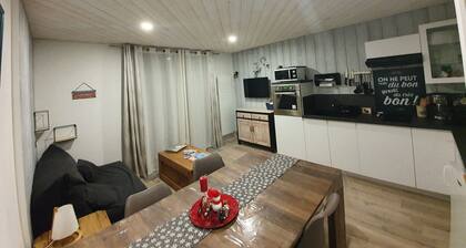 Appartement pied de piste et des commerces. <br>2 étoiles ( 4 adultes/ 3 enfants)