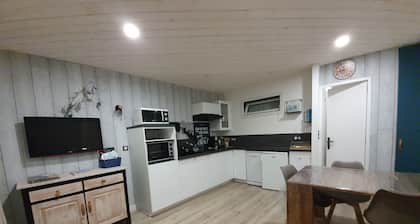 Appartement pied de piste et des commerces. <br>2 étoiles ( 4 adultes/ 3 enfants)