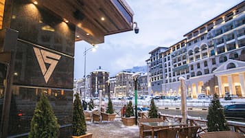 Majoituspaikan julkisivu illalla/yöllä