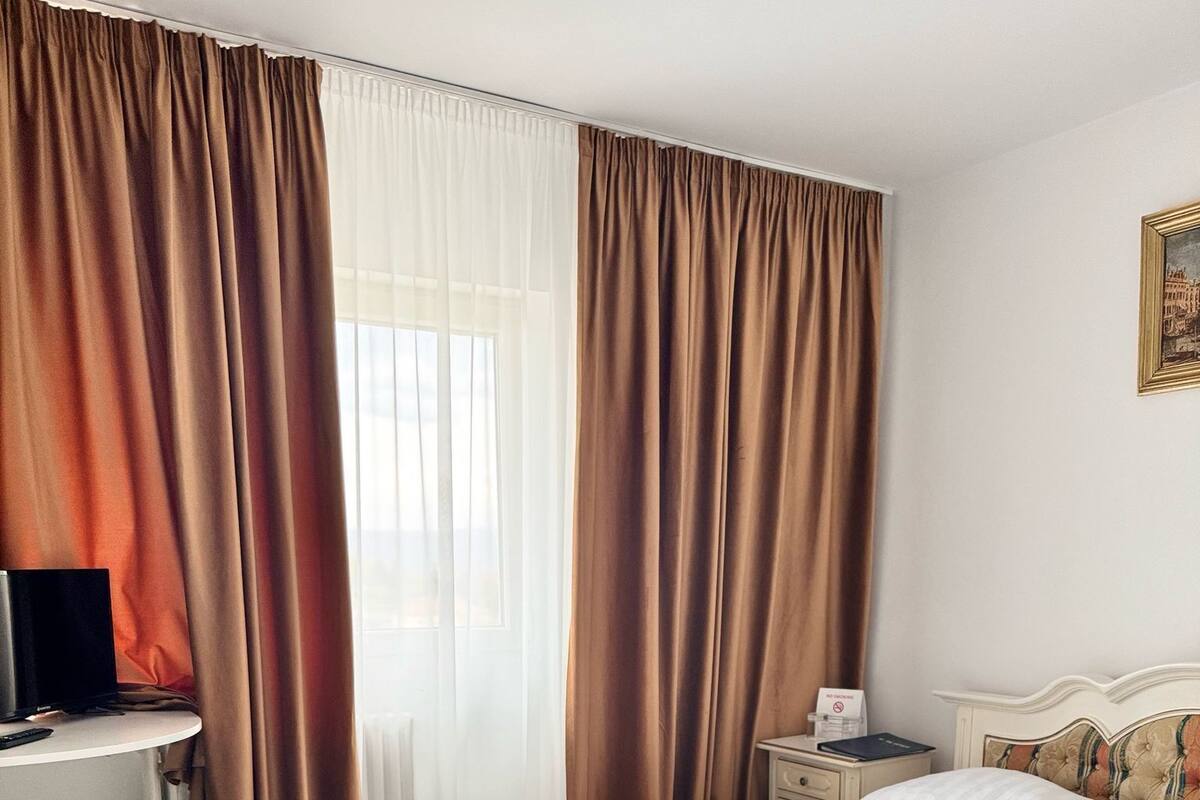 Dobbeltrom – standard (with A/C) | Sengetøy av topp kvalitet, minibar og skrivebord