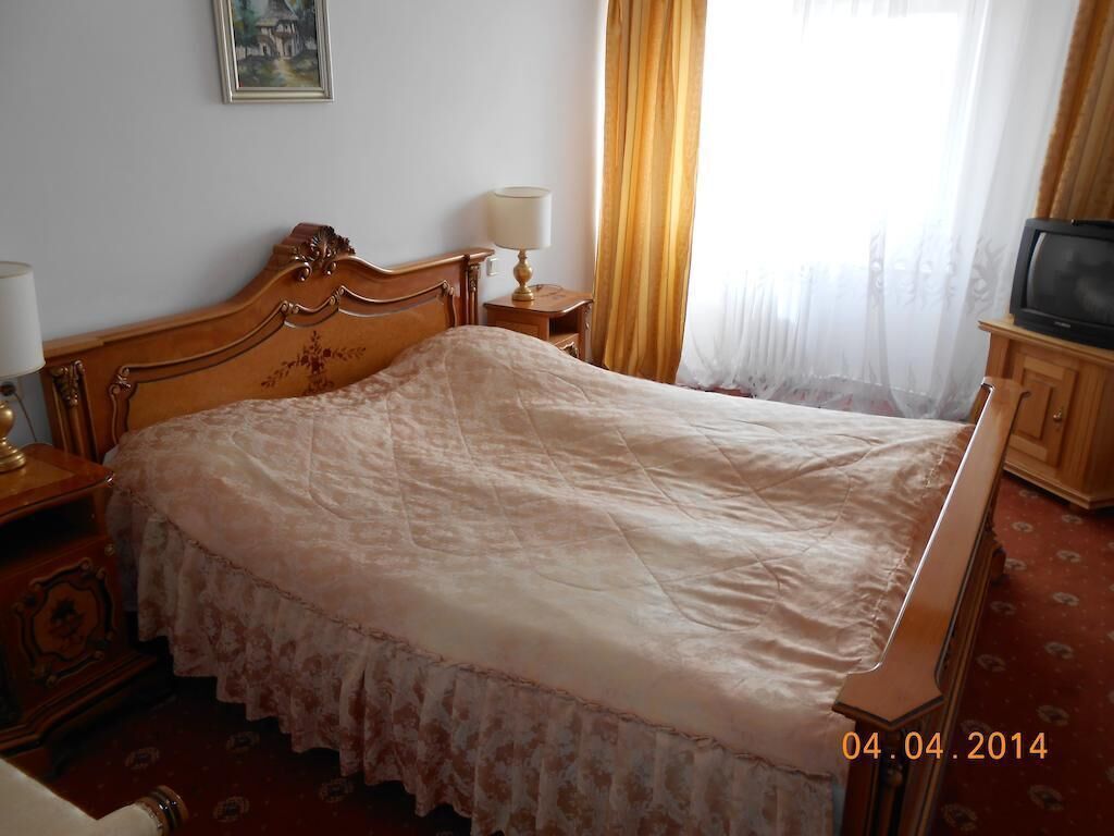 Soundproofing, free WiFi, bed sheets
