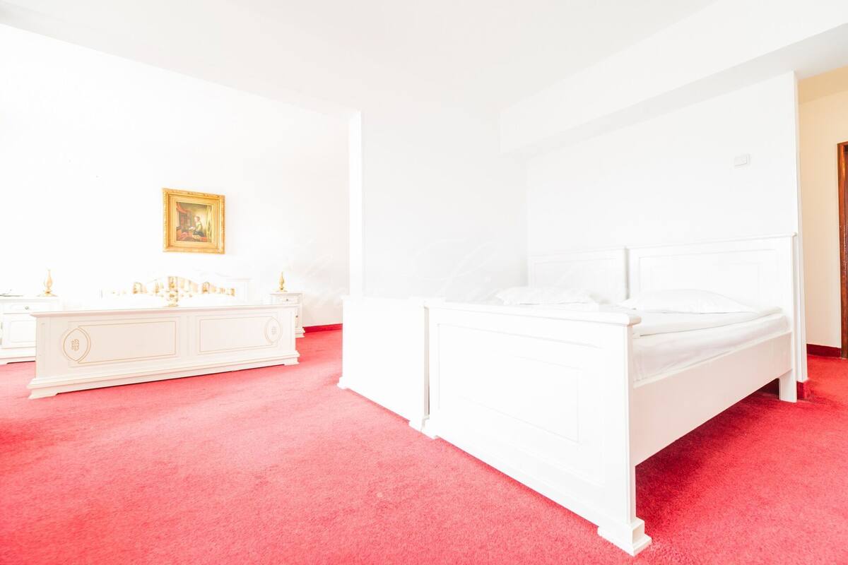 Sengetøy av topp kvalitet, minibar og skrivebord