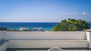 A terrace with a view of the sea, white buildings, and a tree. - Naxos is the Way Summer Dream 3 apartment (Kastraki)